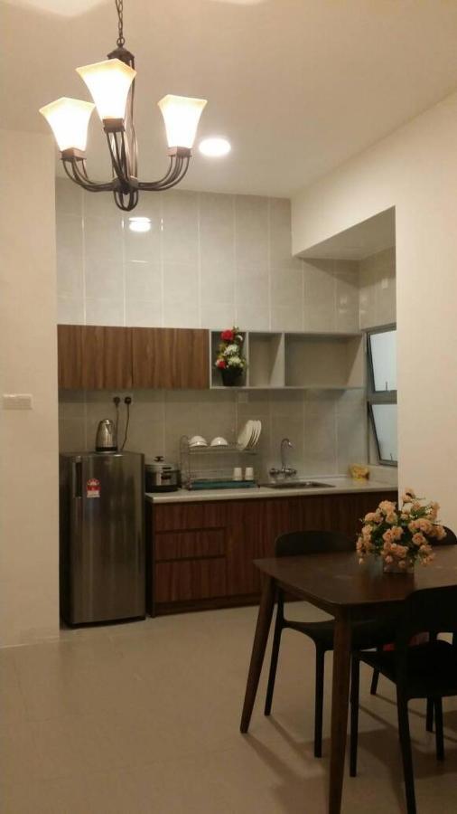 Golden Hill 1 Room Apt At Night Market *